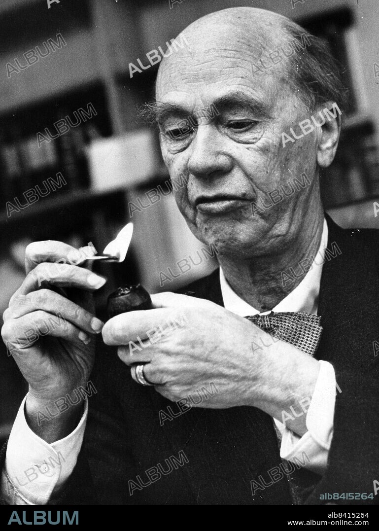 1959. Rickard Sandler 1884-1964, politiker (socialdemokrat), statsminister 1925-26. Han grundade ABF 1912 och var chef för Statistiska centralbyrån 1926-32. Under 1920-talet innehade han olika ministerposter, 1925-26 var han statsminister (efter Branting) och 1932-39 utrikesminister (utom några månader 1936). Landshövding i Gävle 1941-50, FN-delegat 1947-60 och ledamot av författningsutredningen 1954-63. . Foto: Olle Seijbold Kod: 192 . COPYRIGHT SCANPIX SWEDEN.