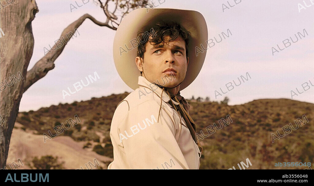 ALDEN EHRENREICH en AVE, CÉSAR!, 2016 (HAIL, CAESAR!), dirigida por ETHAN COEN y JOEL COEN. Copyright MIKE ZOSS PROD/WORKING TITLE FILMS.