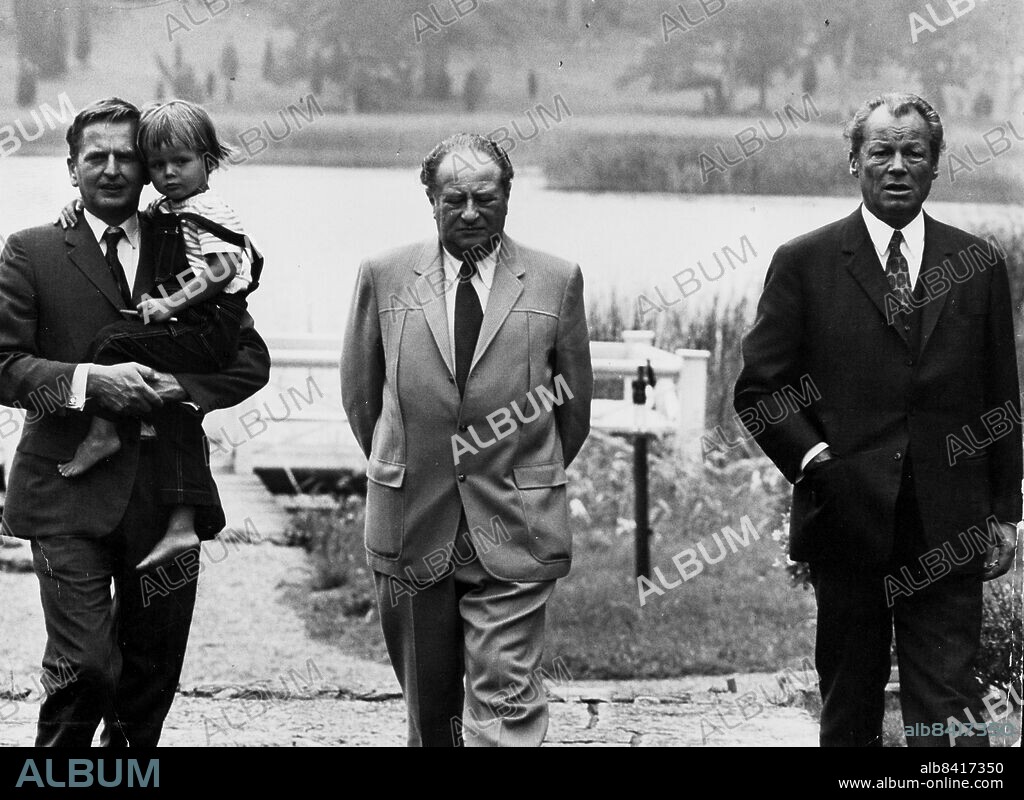 HARPSUND 19710801 - Statsminister Olof Palme (S) med sonen Mattias på armen, Österrikes förbundskansler Bruno Kreisky och Västtysklands Willy Brandt på Harpsund. Foto: Folke Hellberg / SCANPIX / Kod: 23.
