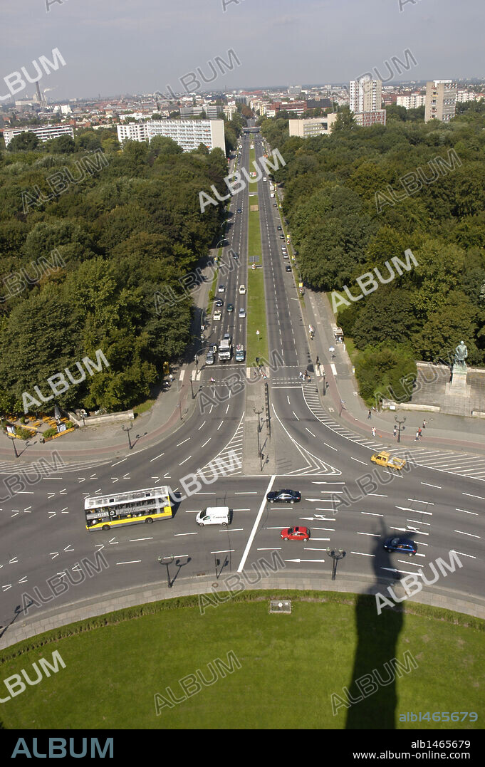 ALEMANIA. BERLIN. Vista aérea de la AVENIDA ALTONAER, que atraviesa el PARQUE TIERGARTEN y la rotonda de GROSSER STERN.