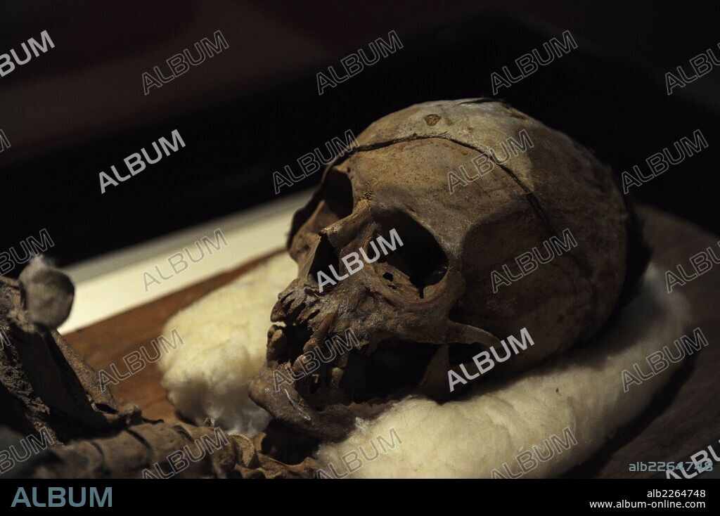 Momia del rey fenicio Tabnit, rey de Sidón (Líbano). Hacia el 500 a. C. Encontrada dentro de un sarcófago con los órganos internos momificados. Siglo V a. C. Museo Arqueológico. Estambul. Turquía.