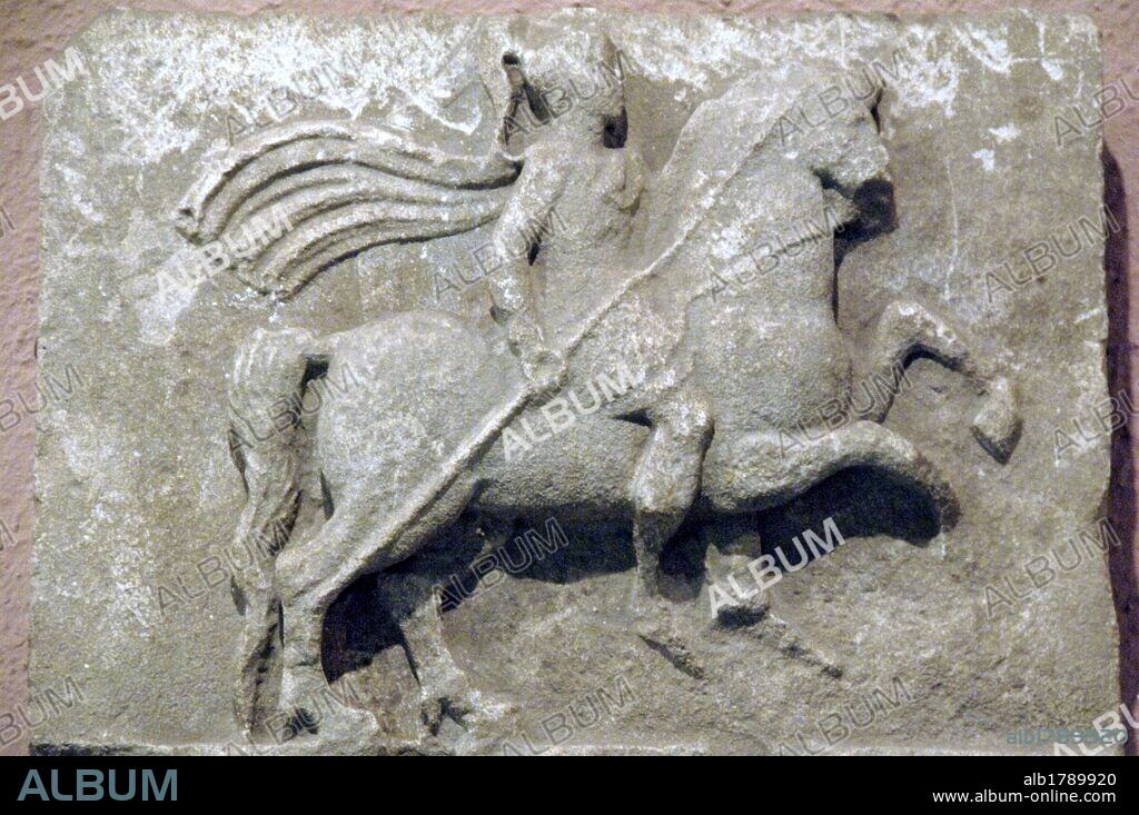 ARTE GRIEGO. ILIRIA. JINETE. Relieve fechado en el s. III a. C. procedente de Apolonia. Museo Arqueológico. Tirana. República de Albania.
