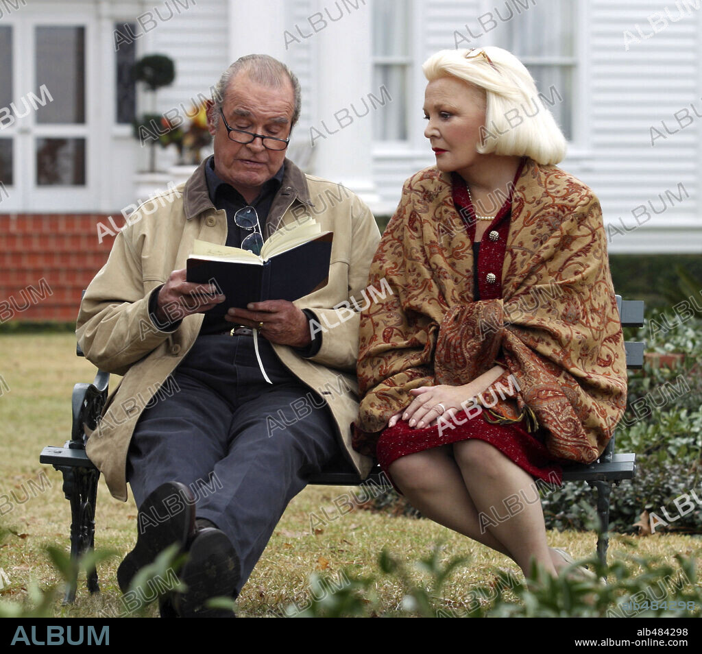 GENA ROWLANDS and JAMES GARNER in THE NOTEBOOK, 2004, directed by NICK CASSAVETES. Copyright NEW LINE CINEMA / MOSELEY, MELISSA.