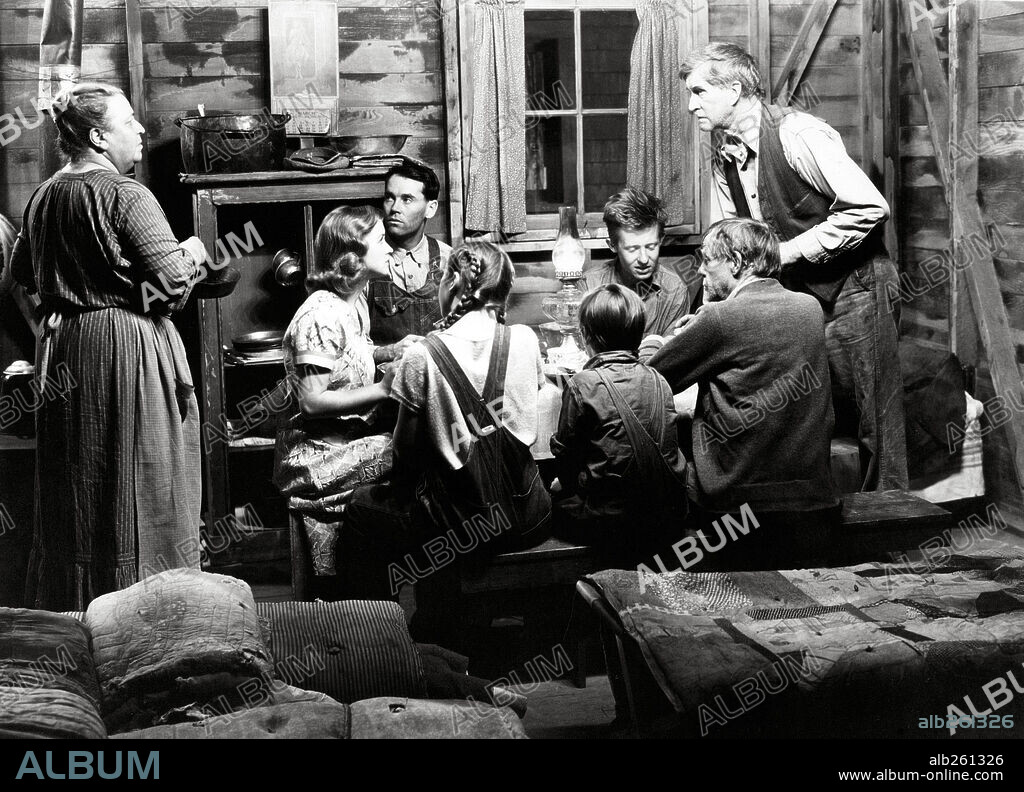 DORRIS BOWDON, HENRY FONDA y JANE DARWELL en LAS UVAS DE LA IRA, 1940 (THE GRAPES OF WRATH), dirigida por JOHN FORD. Copyright 20TH CENTURY FOX.
