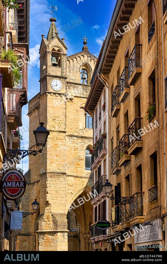Iglesia de San Vicente, Parte Vieja, Donostia, San Sebastián, Gipuzkoa, País Vasco, España, Europa, Adentrarse en la Parte Vieja es conocer el verdadero centro social de Donostia, sus calles empedradas como la del 31 de Agosto, que conmemora el incendio ese día de 1813, están llenas de bares para disfrutar de los mejores pintxos de la ciudad, y sus edificios emblemáticos como la Basílica de Santa María del Coro y la iglesia de San Vicente son de gran atractivo e interés,.