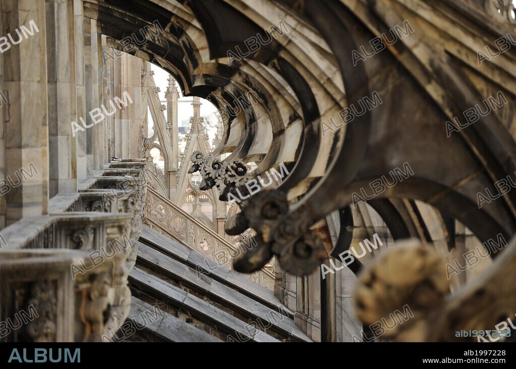 ARTE GOTICO. ITALIA. DUOMO o CATEDRAL DE MILAN. Obra maestra, de estilo gótico florido, iniciada en el año 1386 y consagrada en 1577. Trabajaron en ella Jean Mignot, Solario y Amadei (s. XV) y Tibaldi (s. XVI). Detalles arquitectónicos del exterior fachada. MILAN.
