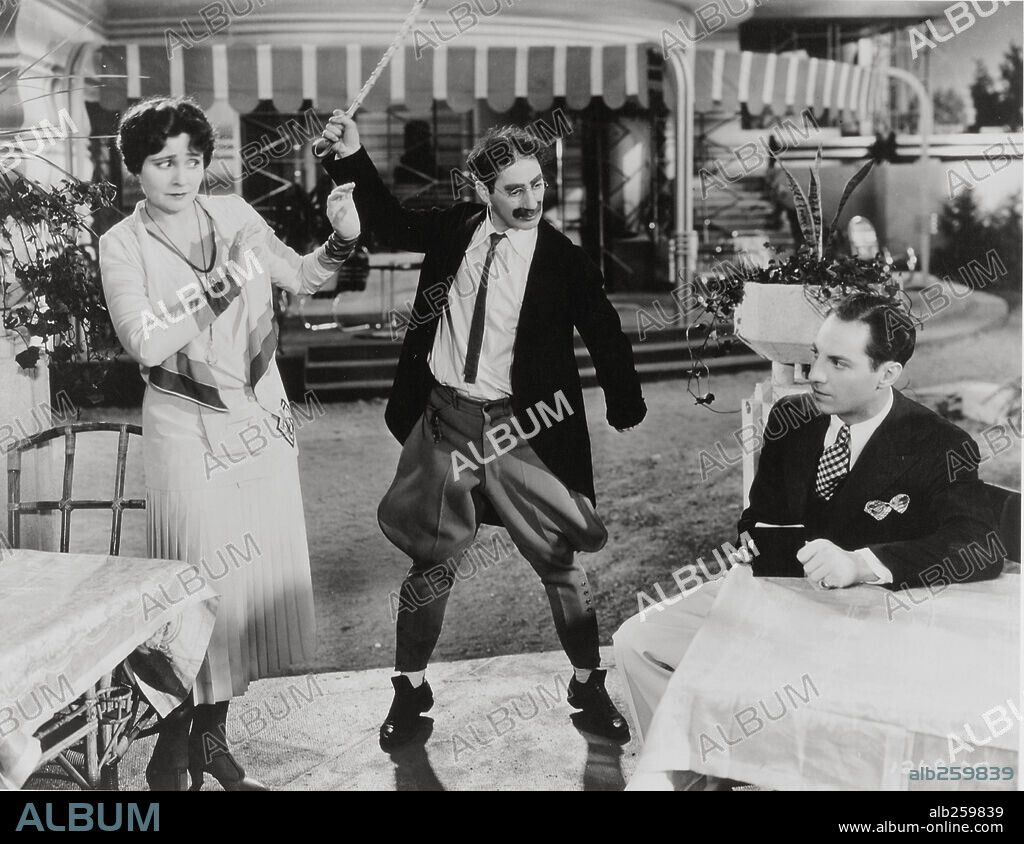 GROUCHO MARX y MARGARET DUMONT en EL CONFLICTO DE LOS MARX, 1930 (ANIMAL CRACKERS), dirigida por VICTOR HEERMAN. Copyright PARAMOUNT PICTURES.