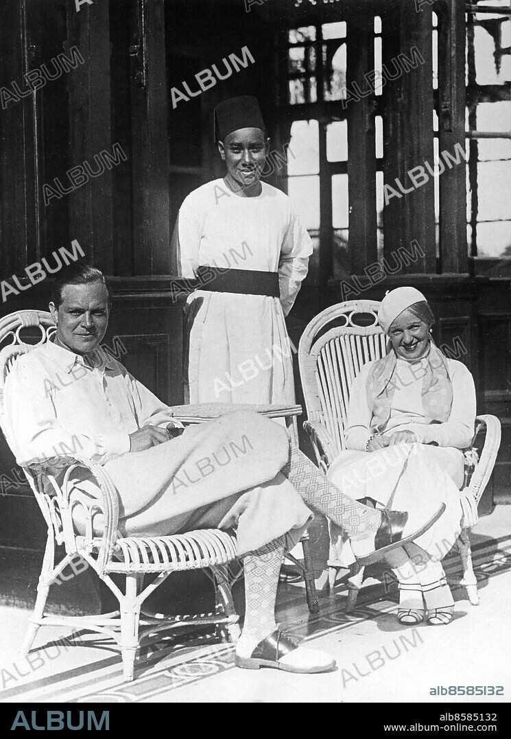 EGYPTEN KAIRO 1932. Orig. bildtext...GITTA ALPAR UND GUSTAV FRÖHLICH AUF DER WELTREISE. Das berühmte deutsche Filmehepaar Gitta Alpar und Gustav Frölich befindet sich auf einer Weltreise. Das Filmehepaar halt sich z.Zt in Aegypten auf. Unser Bild zeigt sie im Garten ihres Hotels in Kairo. Foto: Presse-Photo / AB Text & Bilder / SVT / Kod: 5600 Mapp: Frölich, Gustav G Frölich, 1902-1987, tysk skådespelare. G Alpar, 1903-1991, ungerskfödd sångerska, verksam i Tyskland, lämnade landet 1933. Gift med Gustaf Fröhlich 1931-1935. Korgstolar Trio persons: GUSTAV FRÖLICH;GITTA ALPAR sites: UNGERN*;TYSKLAND*;KAIRO;EGYPTEN PhotoDate:1932-??-??.