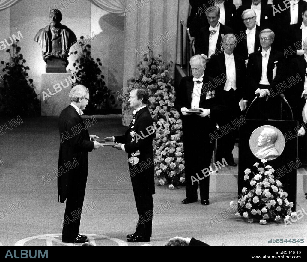 STOCKHOLM 19821210 . Professor emeritus Sune Bergström belönas med Nobelpriset i medicin 1982, tillsammans med professor Bengt Samuelsson och britten J R Vane. Här tar hand emot priset ur kung Carl XVI Gustafs hand. Foto SCANPIX Code 20360.