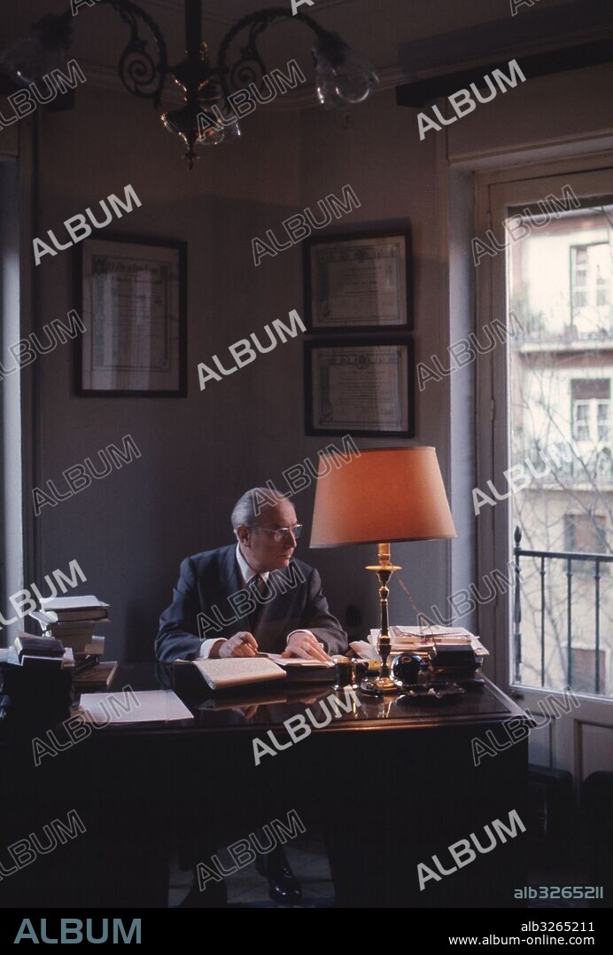 ENRIQUE TIERNO GALVAN. POLITICO ESPAÑOL . MADRID 1918-1986. DESDE 1979 HASTA 1986 FUE EL ALCALDE DE MADRID. FOTO EN SU DESPACHO AÑO 1982.