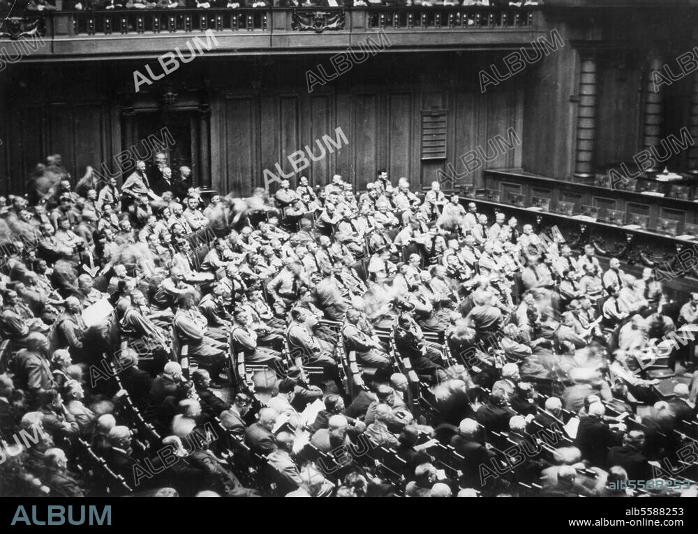Weimarer Republik / Eröffnung des neuen Reichstages am 30. August 1932. Die uniformierten Abgeordneten der NSDAP, jetzt stärkste Fraktion im Reichstag. Foto.