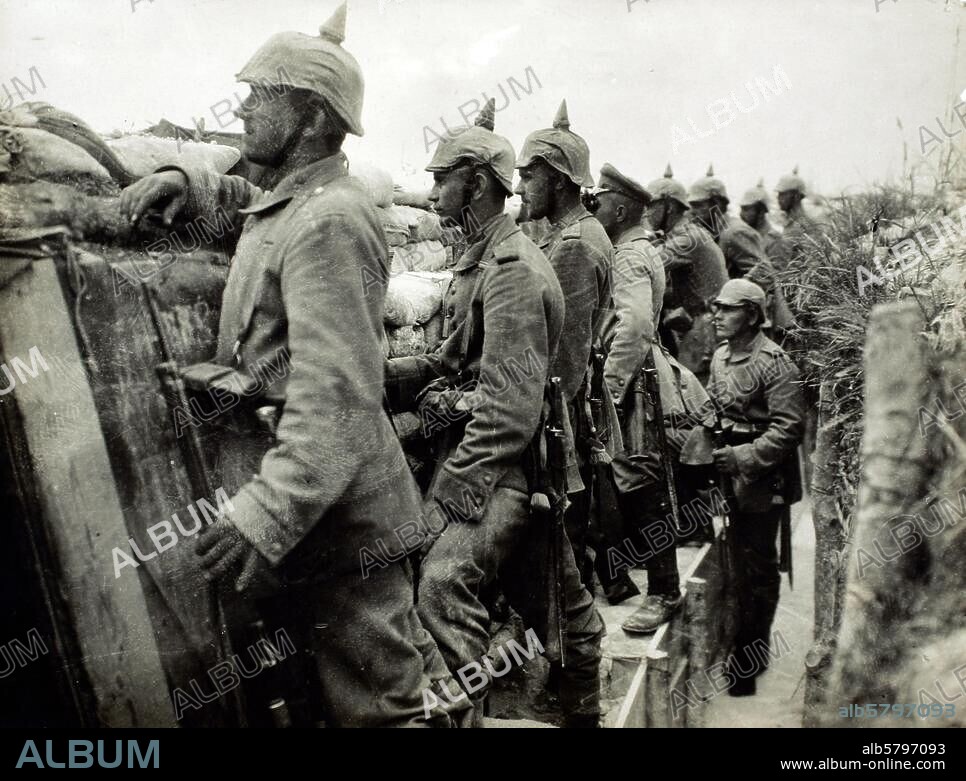 History / WWI / Western Front. Trench warfare on the Yser in Flanders: German soldiers in their trenches. Photo, 1914/15. Paris, Collection Jean-Pierre Verney.