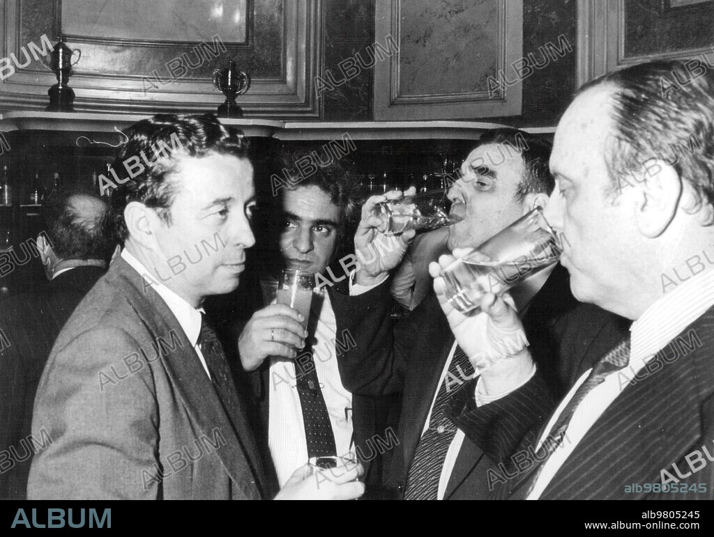 16 marzo 1981. El ministro de Defensa, Alberto Oliart Comparece en el congreso de los Diputados para presentar su informe sobre el intento de golpe de estado del 23-F. en la Imagen, Alberto Oliart (1º Izqda.), en un momento de descanso en el bar del congreso junto A Enrique Múgica, Agustín Rodríguez Sahagún y Manuel Fraga.