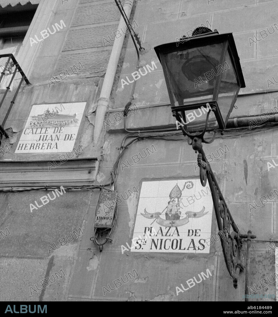 PLACAS DE AZULEJOS DE LAS CALLES DE SAN NICOLAS Y DE JUAN DE HERRERA - FOTOGRAFIA EN BLANCO Y NEGRO - AÑOS 60.