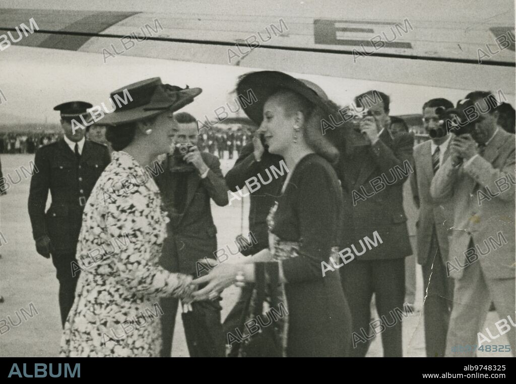 Barcelona, 23/06/1947. Carmen Polo recibe a Eva Duarte de Perón, en el aeropuerto de Barcelona a donde llegó desde Zaragoza.