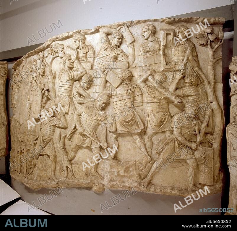 Römisch, 113 n. Chr. Römische Legionäre beim Straßen- und Festungsbau. Ausschnitt aus dem Reliefband mit Szenen der Dakerkriege Trajans, 2. Krieg, 5. Feldzug 106 n. Chr. Gipsabguß, 1861, nach dem Marmororiginal der Trajanssäule auf dem Trajansforum in Rom. Höhe 90-125 cm. Nr. 3125. Rom, Museo della Civiltà Romana.