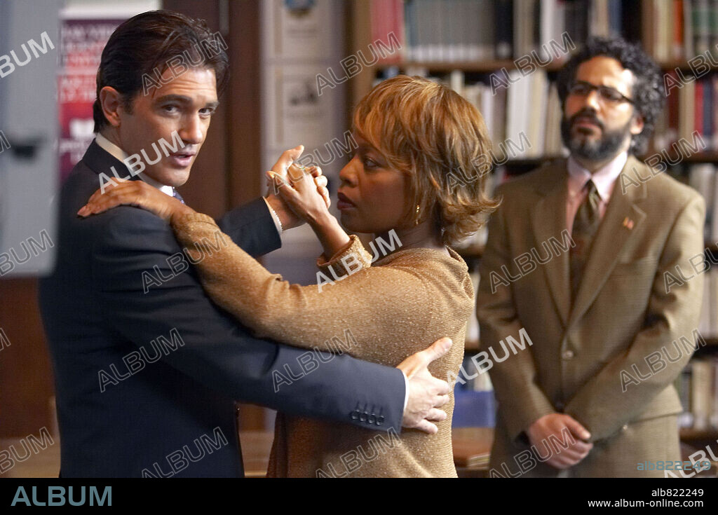 ALFRE WOODARD, ANTONIO BANDERAS and JOHN ORTIZ in TAKE THE LEAD, 2006, directed by LIZ FRIEDLANDER. Copyright NEW LINE CINEMA / HAYES, KERRY.