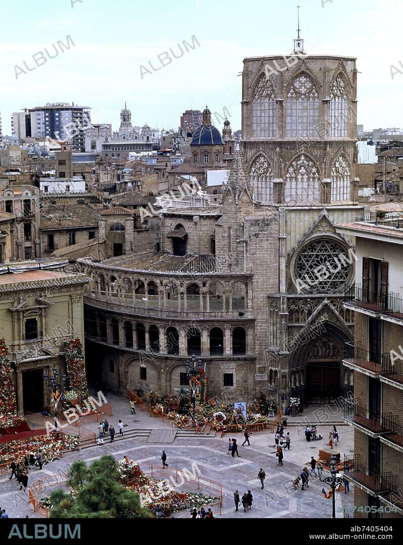CATEDRAL DESDE LA PLAZA DE LA VIRGEN.