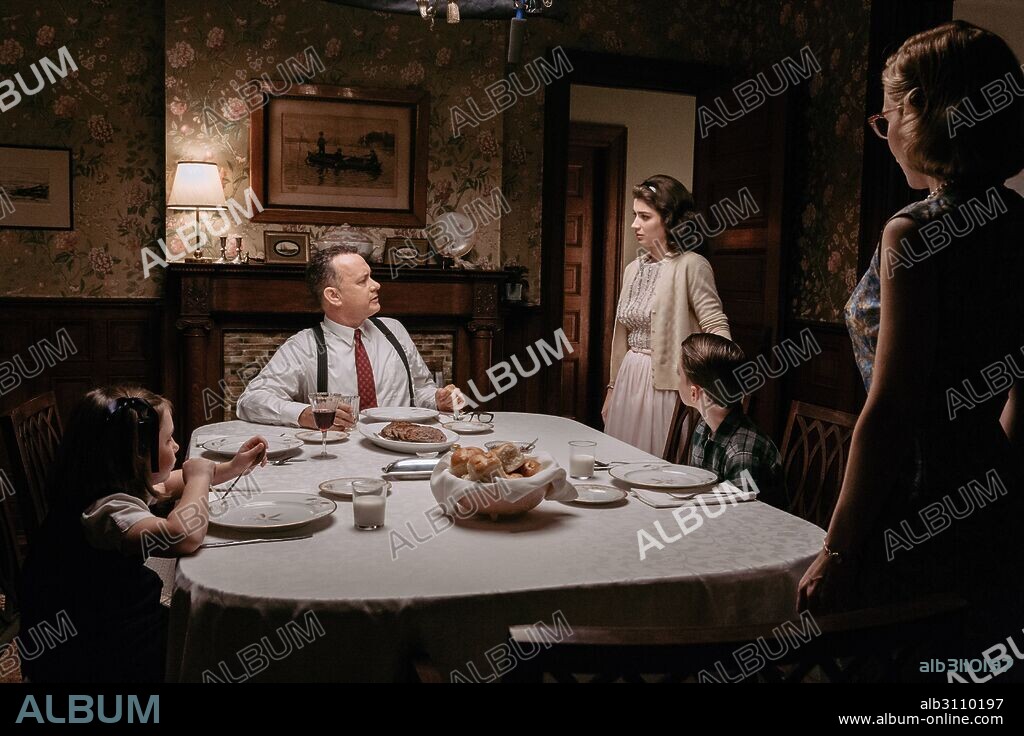 EVE HEWSON and TOM HANKS in BRIDGE OF SPIES, 2015, directed by STEVEN SPIELBERG. Copyright DREAMWORKS SKG/MARC PLATT PRODUCTIONS/PATICIPANT MEDIA.
