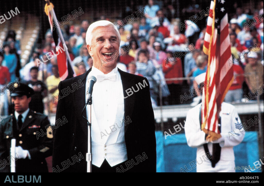 LESLIE NIELSEN en AGÁRRALO COMO PUEDAS, 1988 (THE NAKED GUN), dirigida por DAVID ZUCKER. Copyright PARAMOUNT PICTURES.