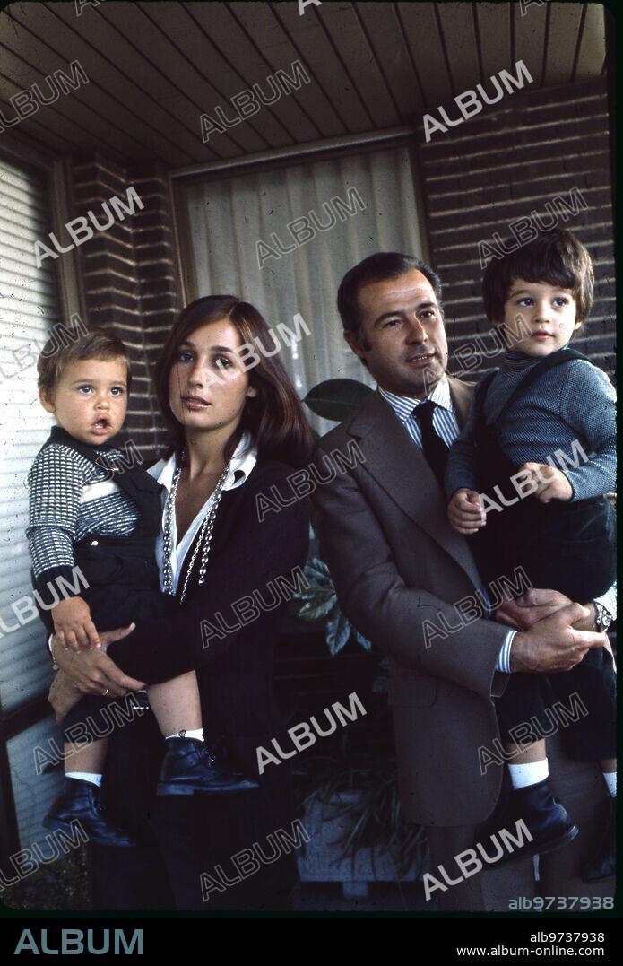 Madrid, febrero de 1976. Los Duques de Cádiz, Alfonso de Borbón Dampierre y Maria del Carmen Martínez Bordiú Franco, posan con sus dos hijos, Francisco y Luis Alfonso de Borbón Martínez Bordiú, en su domicilio.