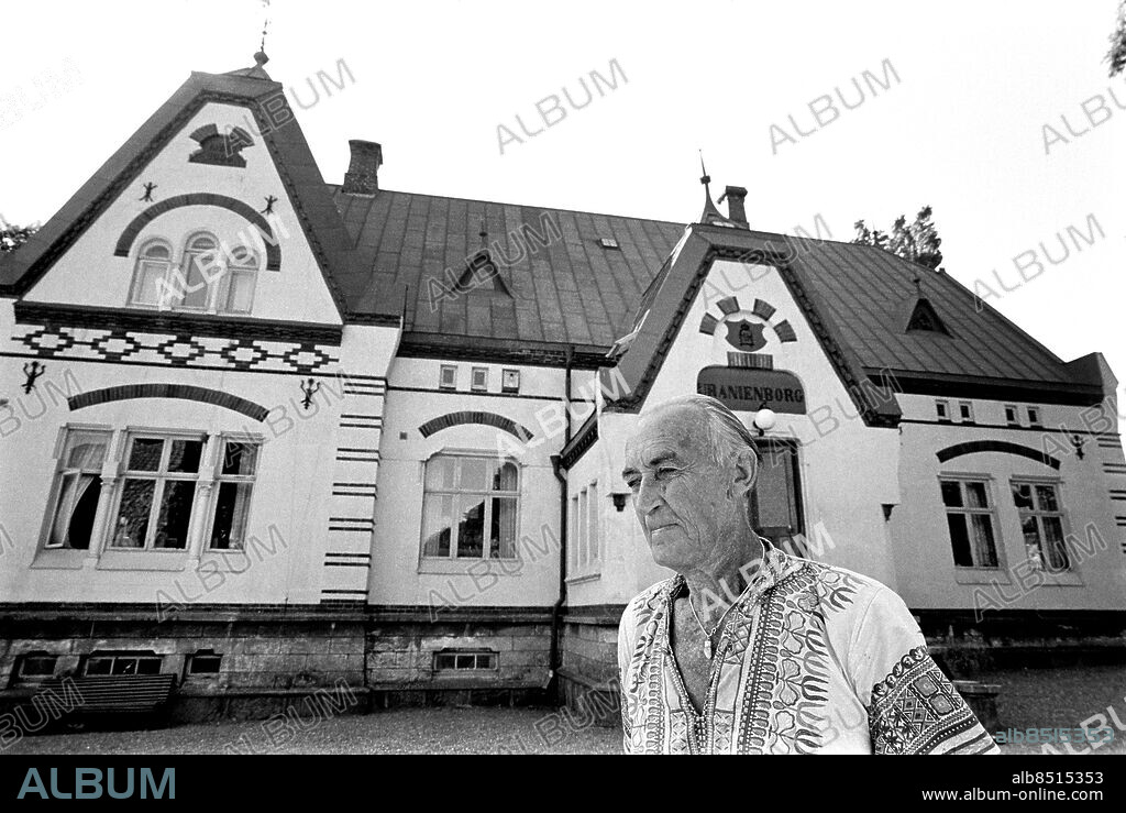 SKÅNE VEN 1973-07-02.. Reportage inför SOMMARNÖJET. TV-program med Lasse Holmqvist.. Sänt första gången 1973-07-21.. Här ses Gösta Alm, patron på Kungsgården Uranienborg på Ven.. Foto: Bo-Aje Mellin / RiR / SVT / Kod: 5600. Reportage och liknande bild publ. i RiR 30/73 sid. 7-9.. RiR 20893 sv/v neg   . Exteriör.