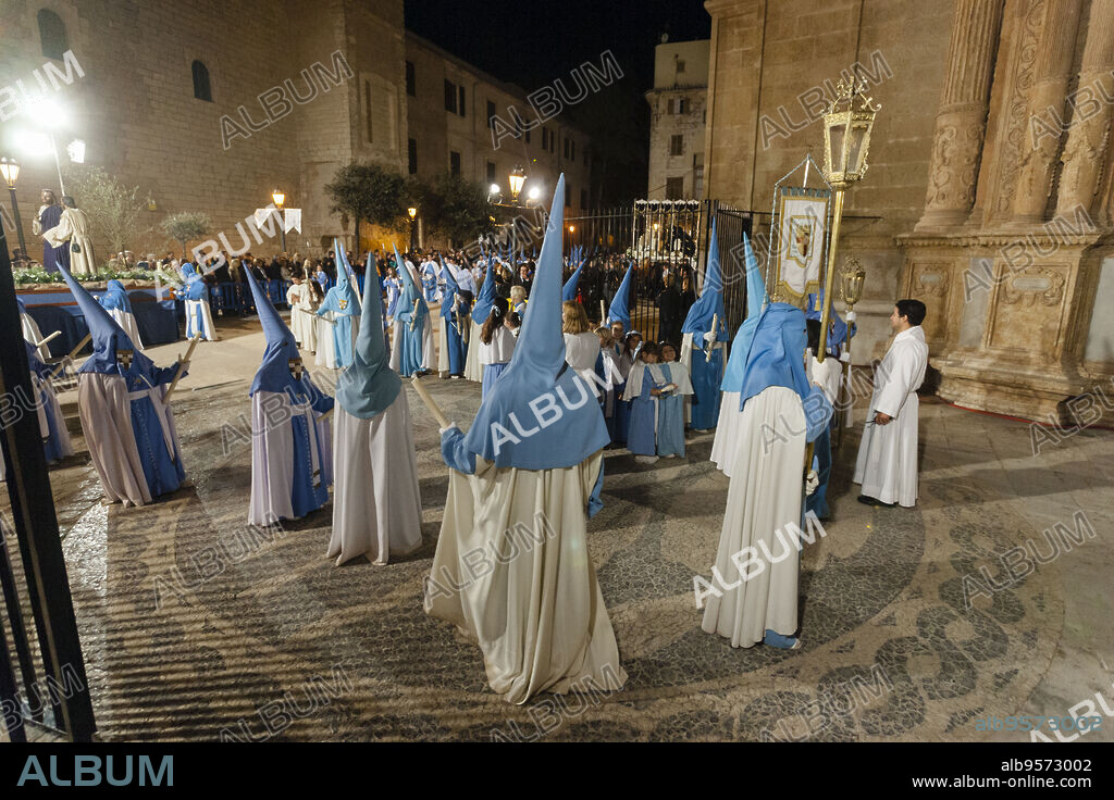 cofradias entrando en la catedral, procesion de jueves santo, Palma, Mallorca, Islas Baleares, España.