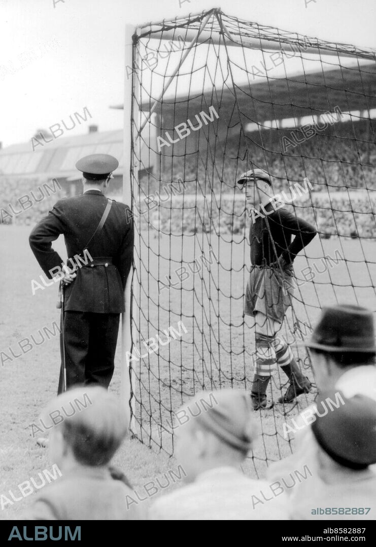 Helge Gripen Bengtsson hade stundtals så lite att göra att han kunde ge sig i samspråk med en ordningens upprätthållare. 1949. Malmö FF MFF. (c) Håwi-foto / Sydsvenskan / IBL.