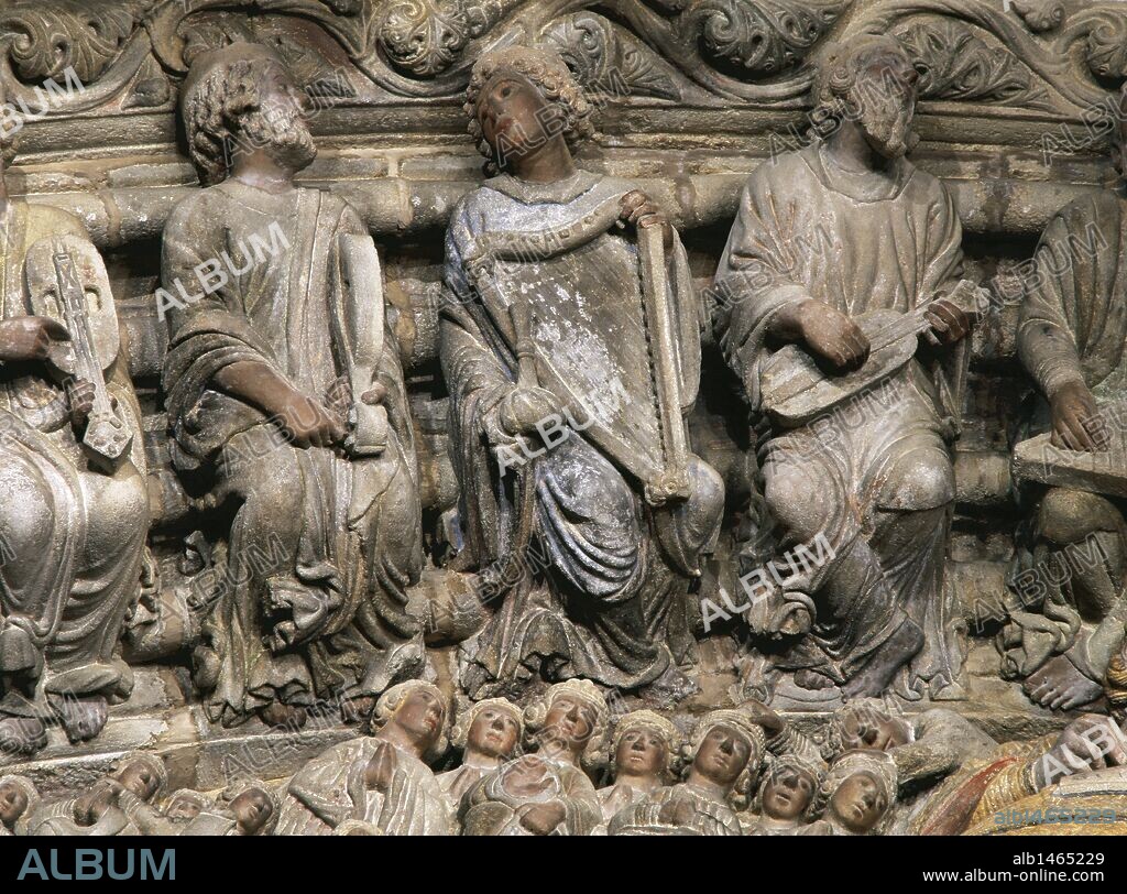 PORTICO DE LA GLORIA. Realizado en el año 1188 por el Maestro Mateo. El tímpano está rematado por las esculturas de los 24 ANCIANOS DEL APOCALIPSIS tocando diferentes instrumentos musicales. Detalle (de izq. a dcha.): VIOLA OVAL, ARPA CON REDOMA (FRASCO PERFUME) Y VIOLA OVAL. Catedral de Santiago de Compostela. Provincia de A Coruña. Galicia. España.
