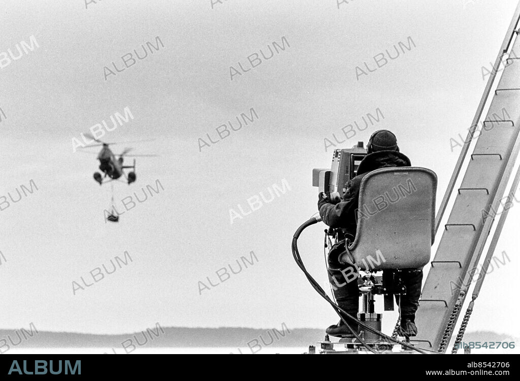 BERGA 1967-02.. Provsändning av färg-TV från Berga helikopterskola. Här ses en kameraman filma en helikopter i luften.. Foto: Bo-Aje Mellin / RiR / SVT / Kod: 5600. Notis publ. i RiR 15/67 sid. 54.. RiR 18519 sv/v neg.