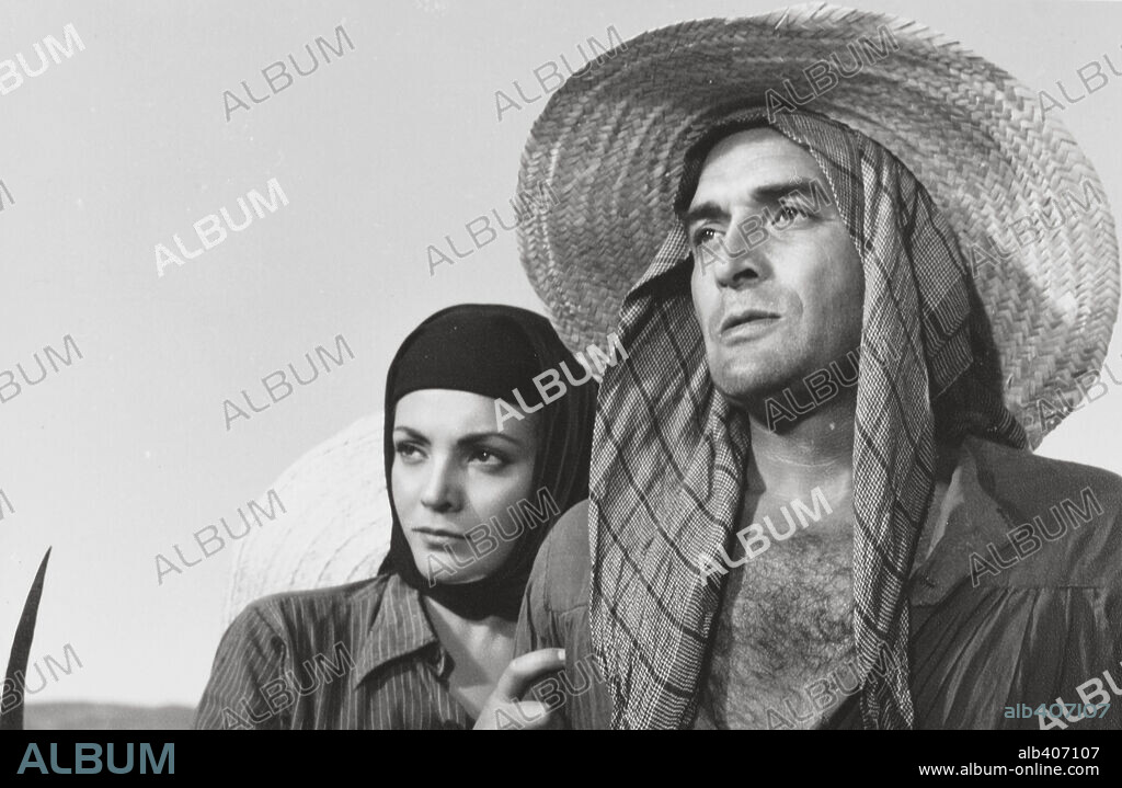 CARMEN SEVILLA y JORGE MISTRAL en LA VENGANZA, 1958, dirigida por JUAN ANTONIO BARDEM. Copyright SUEVIA FILMS.