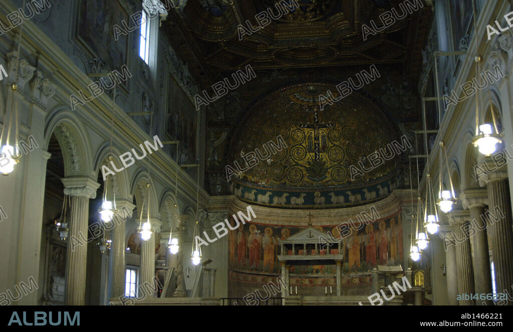 ARTE MEDIEVAL. ITALIA. BASILICA DE SAN CLEMENTE DE LETRAN. Fundada en el siglo IV y reconstruída en el siglo XII. Reformada en el XVIII. Vista de la nave y el mosaico del ábside (s. XII), al fondo. ROMA.