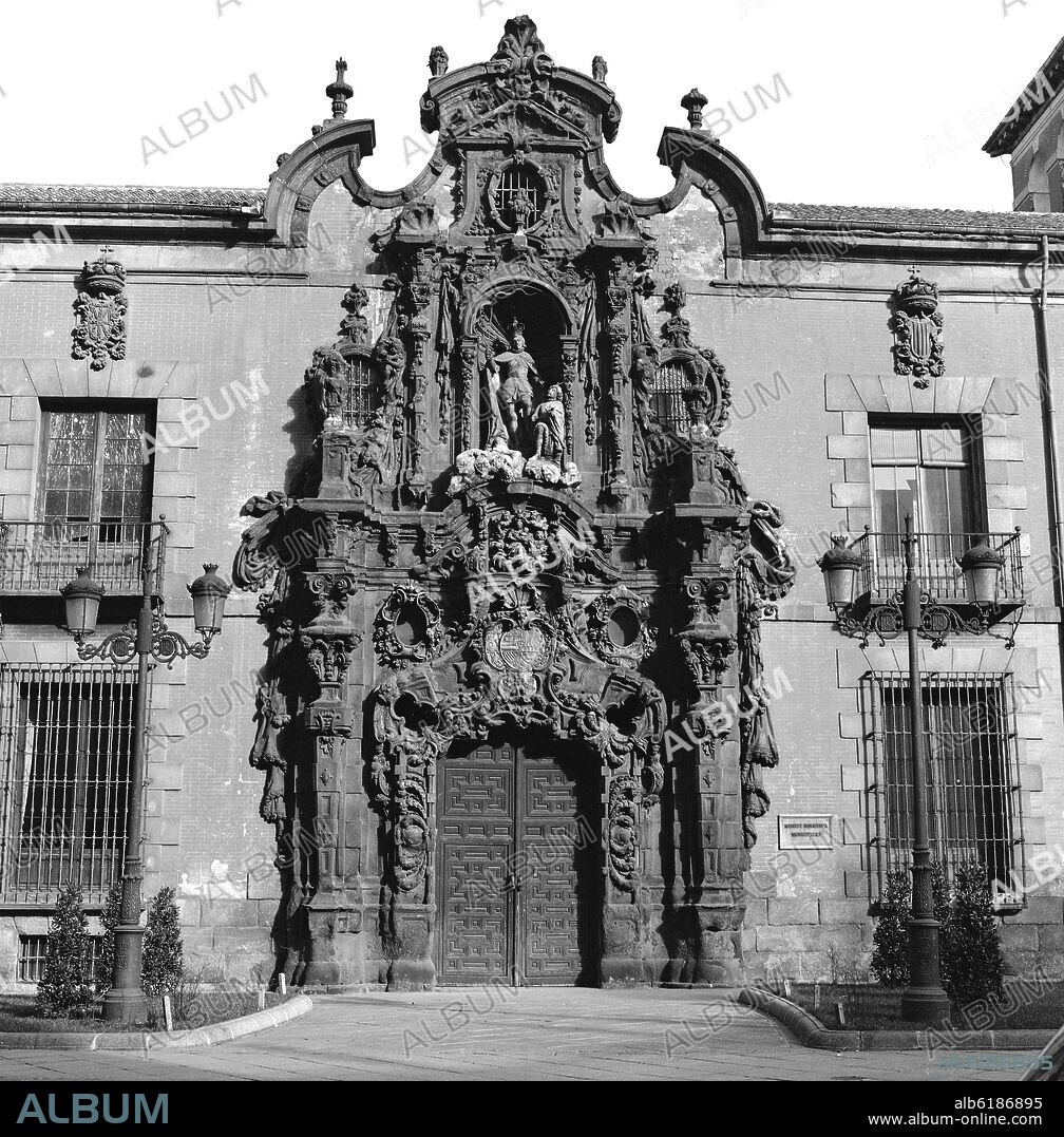PEDRO DE RIBERA. PORTADA DEL ANTIGUO HOSPICIO DE MADRID CONVERTIDO EN SEDE DEL MUSEO MUNICIPAL CONSTRUIDO ENTRE 1721 Y 1726 - FOTOGRAFIA EN BLANCO Y NEG.