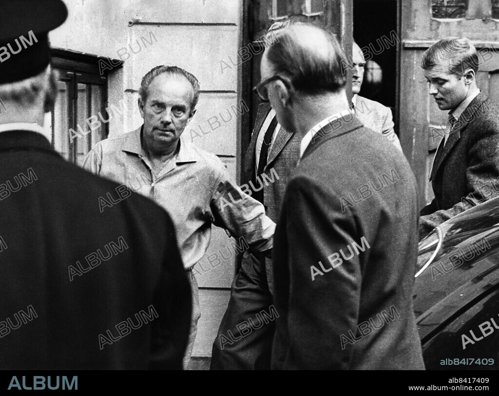 ARKIV CA 1959-09-26. Den misstänkte mördaren Olle Möller kommer ut efter häktningsförhandlingarna omkring 26:e september 1959 angående mordet på tvåbarnsmamman Rut Lind som försvann efter att ha lämnat Örebros Lasarett 26 maj 1959 och hittades död i ett buskage en månad senare.. Foto: Dagens Nyheter / SCANPIX / Kod: 192. **SvD OUT**.