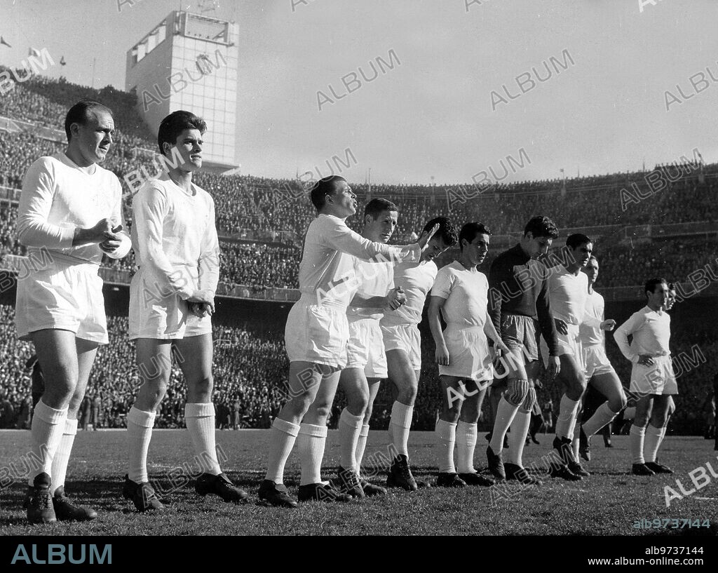 February 18, 1959. The Madrid Components salute from the center of the field. From left to right: Di Stefano, Herrera, Puskas, Kopa, Miche, Zarraga, Dominguez, Marquitos, Santamaria, Gento and Santisteban.