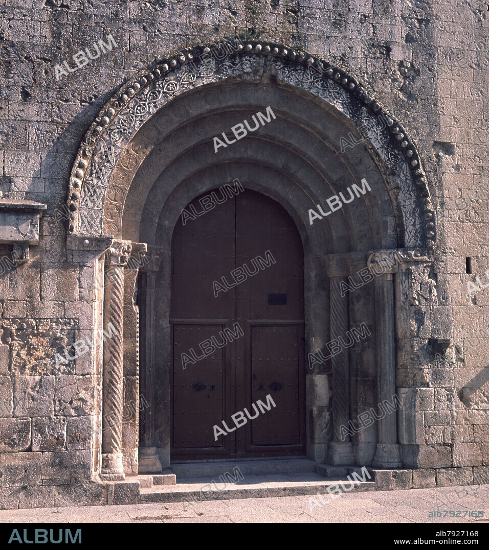 EXTERIOR-PORTADA CON ARQUIVOLTAS DE DECORACION VEGETAL-ROMANICO GERUNDENSE.