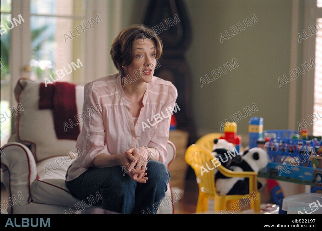 JOAN CUSACK dans FRIENDS WITH MONEY, 2006, réalisé par NICOLE HOLOFCENER. Copyright THIS IS THAT PRODUCTIONS.