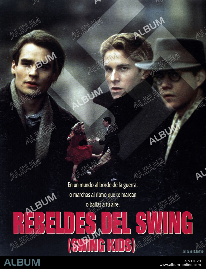 Poster de REBELDES DEL SWING, 1993 (SWING KIDS), dirigida por THOMAS CARTER. Copyright HOLLYWOOD PICTURES.