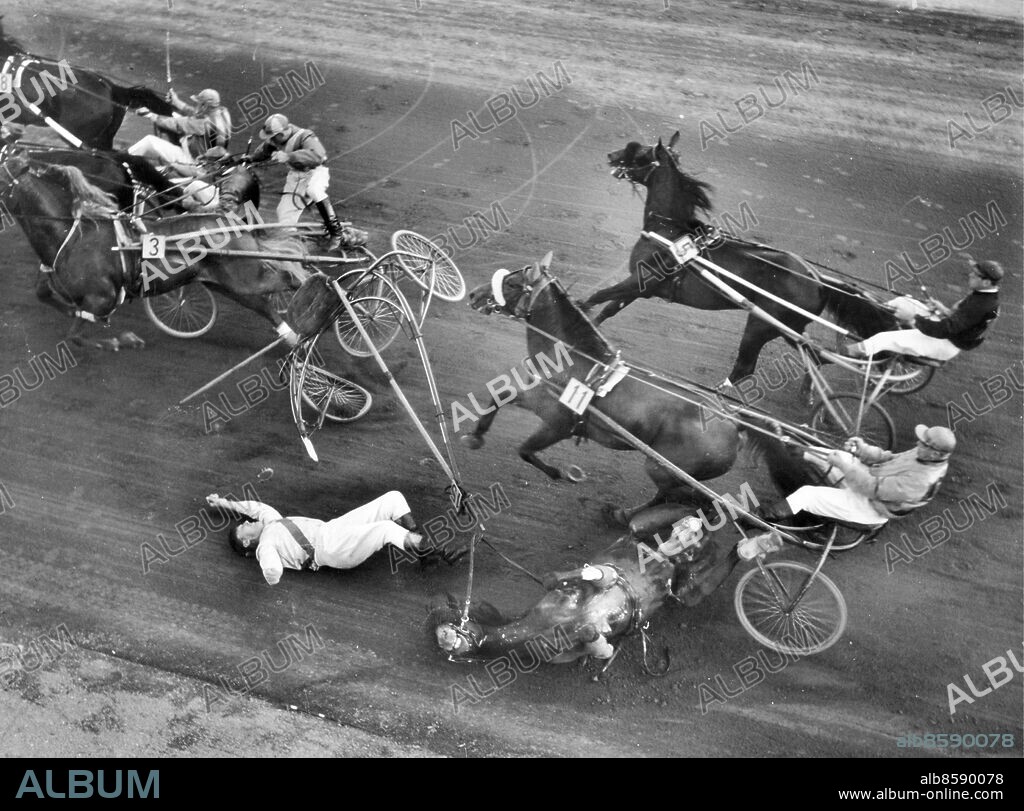 Trav Travolycka på Jägersro travbana i Malmö med kusken Anshelm Mattsson inblandad / bilden berättar SDS serie. den 9 september 1951 SDSs Sydsvenskans 150-årsjubileum maj 1998. Hästsport Trav Olyckor 1951 / Mattsson Anshelm hästsport Malmö Tävl /. SDS Sydsvenskan Jubileum 150 år maj 1998. (c) Charlie Raasum / C A Raasum / Sydsvenskan / IBL.