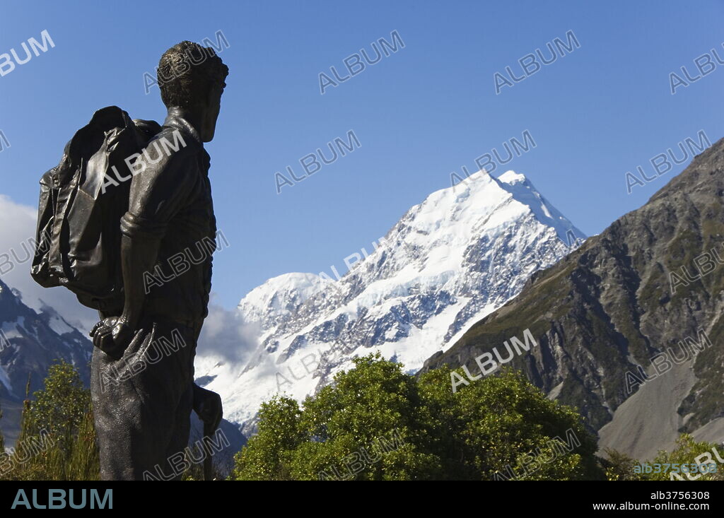 A statue of Sir Edmund Hillary, the first man to climb Mount Everest, in front of the Hermitage Hotel and Aoraki (Mount Cook), 3755m, the highest peak in New Zealand, Te Wahipounamu UNESCO World Heritage Site, Aoraki (Mount Cook) National Park, Southern Alps, Mackenzie Country, South Island, New Zealand, Pacific.