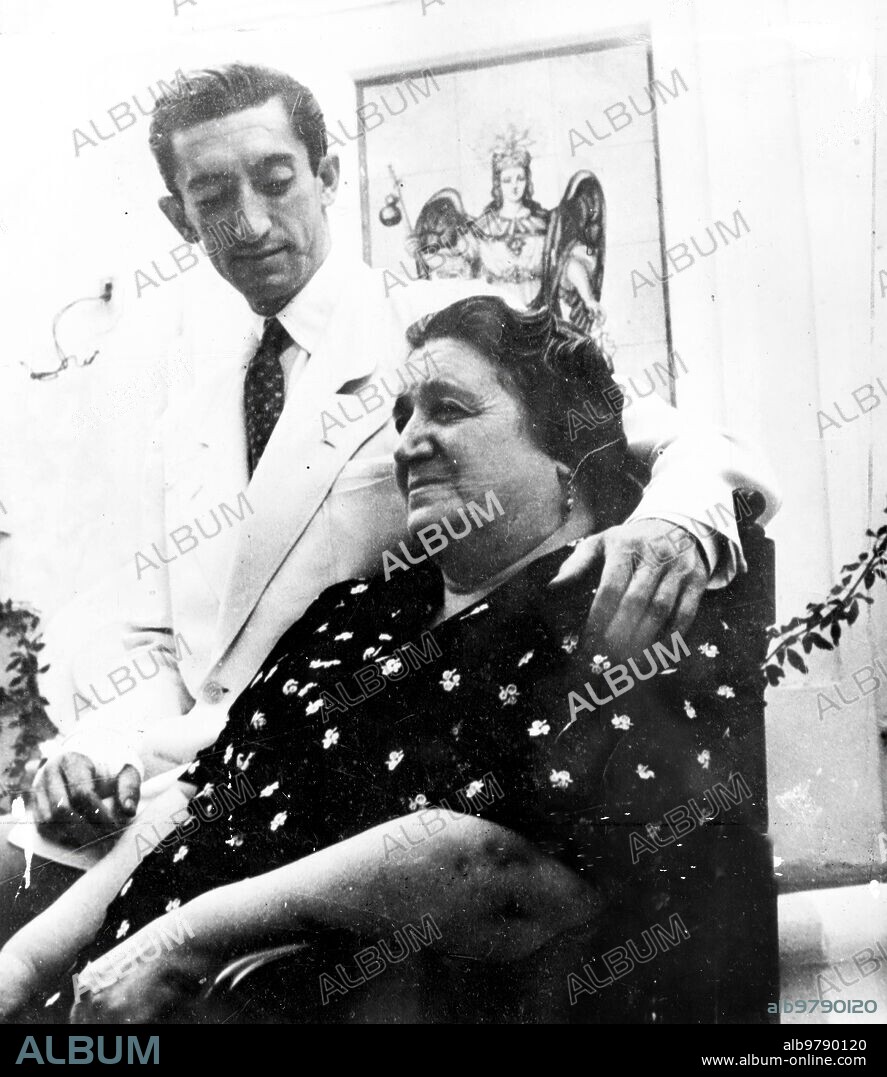 1942. Manolete con su Madre, Angustias Sánchez.