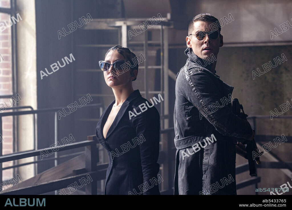 BRIAN J. SMITH and ERENDIRA IBARRA in THE MATRIX RESURRECTIONS, 2021, directed by LANA WACHOWSKI. Copyright Village Roadshow Pictures/NPV Entertainment/Silver Pictures/Warner Bros.