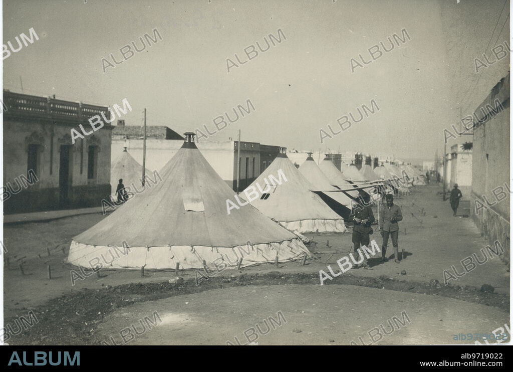Guerra de Marruecos. Campaña de Melilla, 1909. Una calle del Barrio del Real convertida en campamento militar.