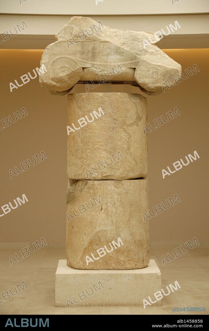 ARTE GRIEGO. S. V A. C. COLUMNA JONICA. Ruinas de la columna de 10 m. de altura, que estaba coronada por la estatua de Nike, erigida en conmemoración de la BATALLA DE MARATON tras la derrota de los persas por los atenienses en Mesosporitissa. Museo Arqueológico de Maratón. Grecia.