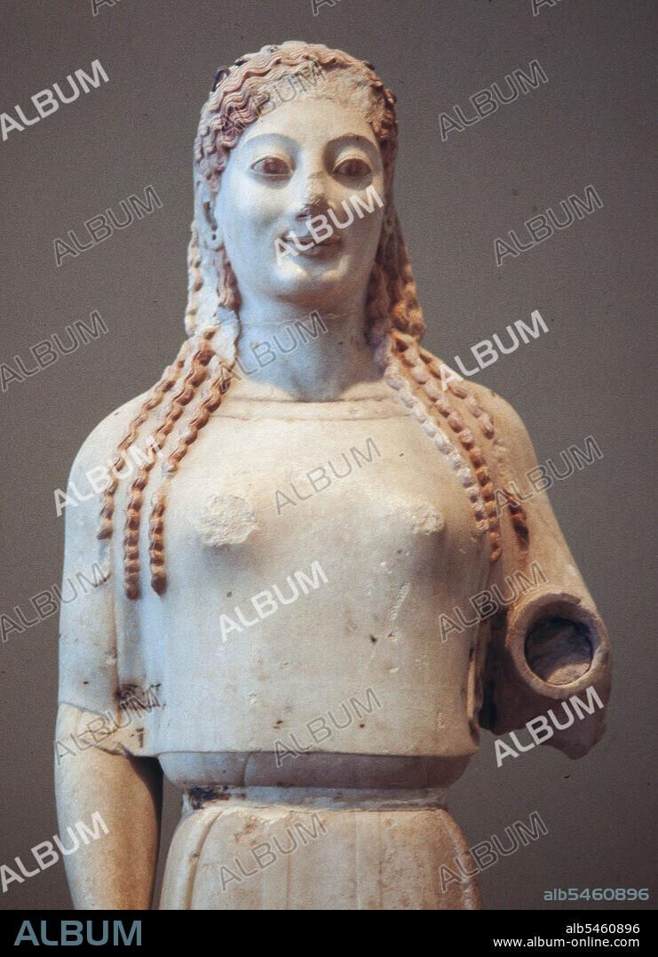 Kore del Peplo, mármol de Paros, 120 cm., 530 a. C., taller de Ática. Museo de la Acrópolis de Atenas.