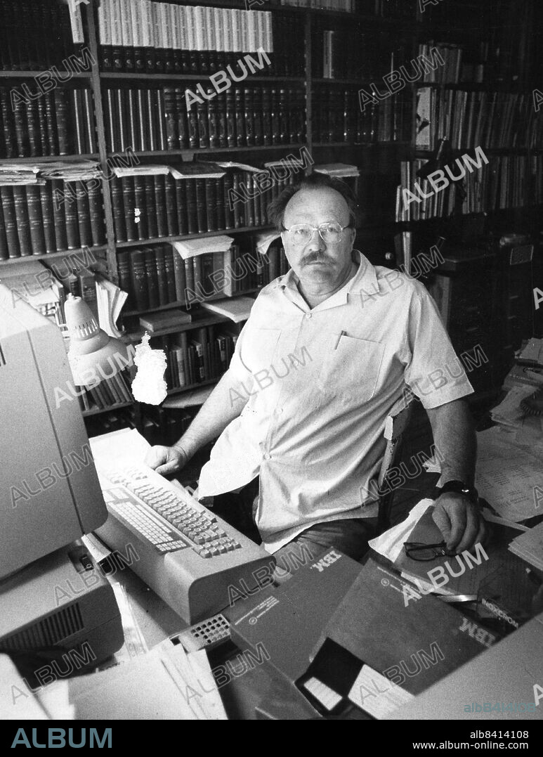 STOCKHOLM 1983-07-29. Författaren och debattören Jan Myrdal har uttömmande beskrivit sin belåtenhet över sin ordbehandlare - i Mercedesklassen.. Foto: Carl Henrik Tillberg / DN / TT / Kod: 75. ** SVD OUT **.