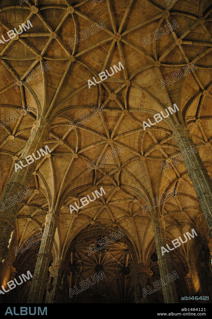 ARTE GOTICO. PORTUGAL. MONASTERIO DE LOS JERONIMOS (S. XVI). Obra básica de la arquitectura manuelina portuguesa. Detalle de la BOVEDA DEL TRANSEPTO que cubre una superficie sin necesidad de apoyos centrales gracias a una compleja red de NERVADURAS diseñadas por CASTILLO en 1527. LISBOA. Portugal.