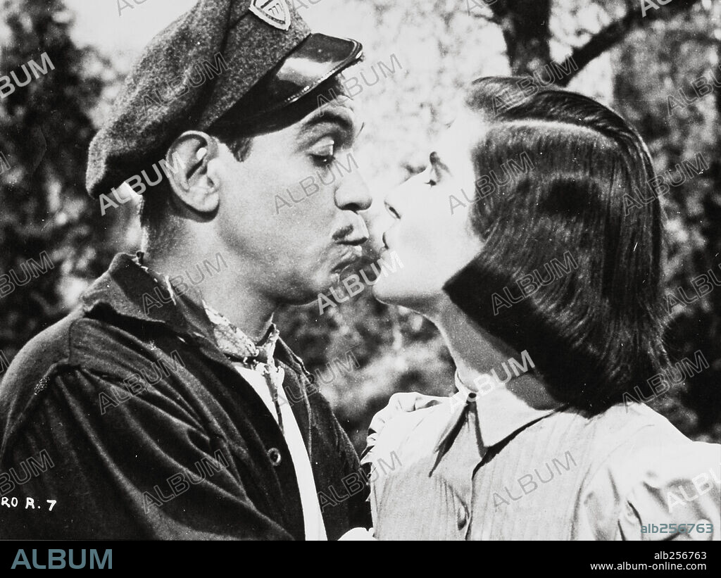 CANTINFLAS y MANOLA SAAVEDRA en EL BOLERO DE RAQUEL, 1957, dirigida por MIGUEL M. DELGADO. Copyright POSA FILMS, S.A.