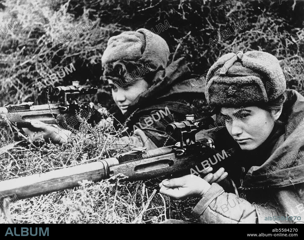 Geschichte:. 2. Weltkrieg / Sowjetunion 1941-45. Sowjetische Scharfschützinnen mit dem Gewehr im Anschlag (Kämpfe auf der Krim, Februar 1944). Foto.
