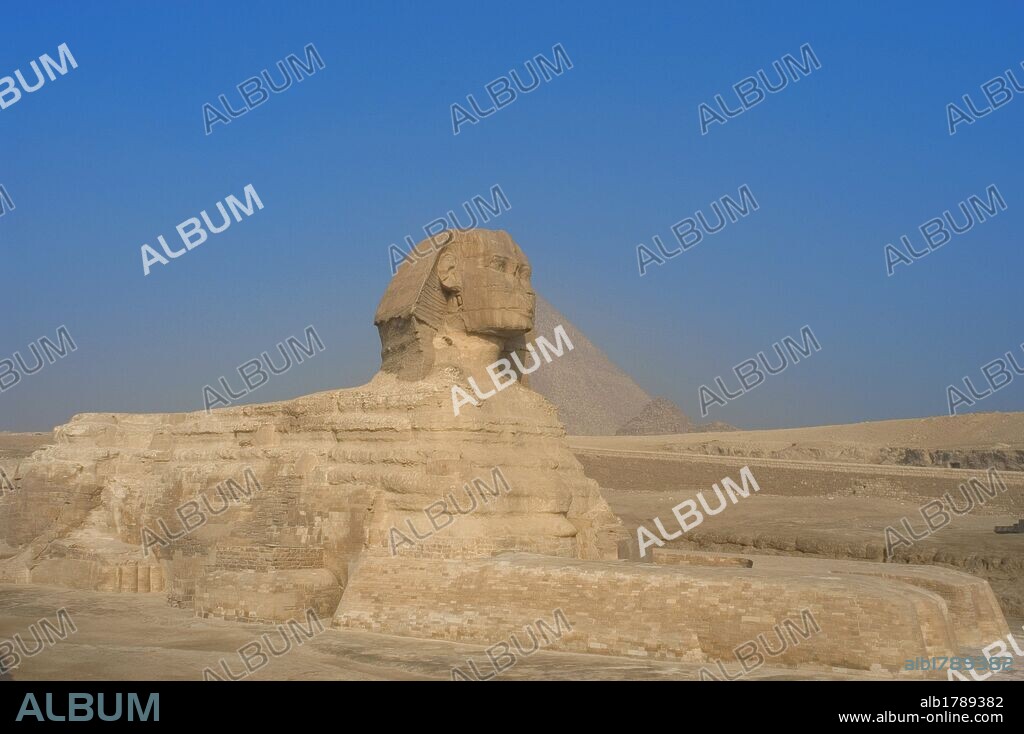 ARTE EGIPCIO. EGIPTO. GRAN ESFINGE DE GIZA. Tallada en roca caliza, tiene forma de león con cabeza humana. Se dice que la cabeza podría representar al faraón Kefrén. Acostada y mirando a oriente, mide 57 m. de longitud y 20 m. de altura. Construida como centinela protectora en la ribera occienetal del Río Nilo, en el siglo XXVI a. C. (DINASTIA IV). PERIODO ANTIGUO. Alrededores del Cairo.